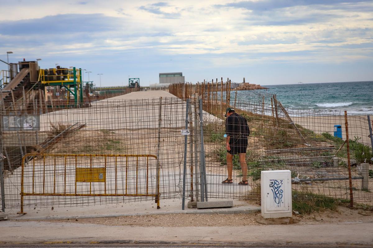Acceso con las vallas tumbadas al paseo del Dique de Poniente de Torrevieja