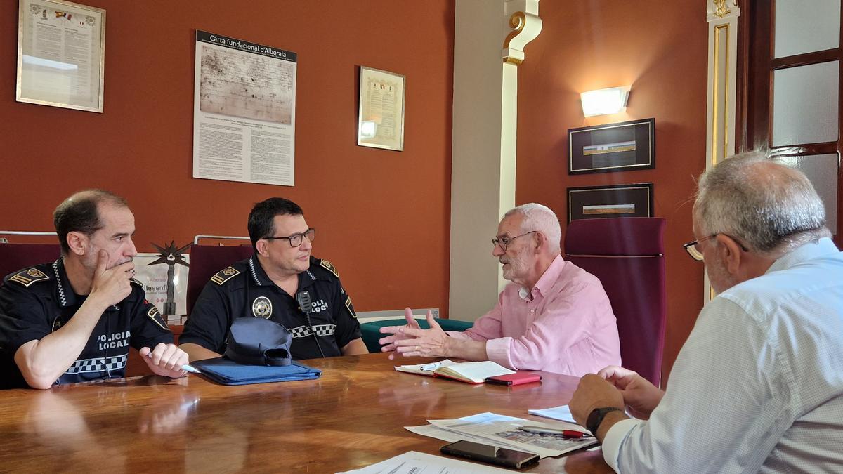 Reunión entre el alcalde, el concejal y la Policía Local