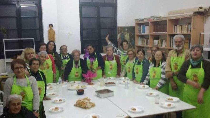 Foto de familia de los participantes en el curso de cocina.