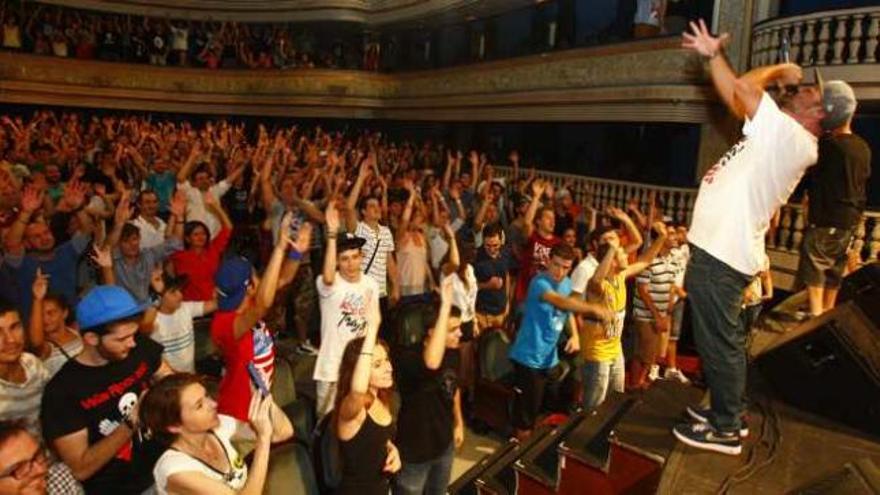 Un momento de la actuación de Nach anoche en Teatro Principal de Alicante.