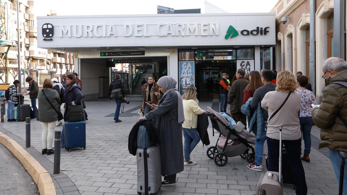 Varios viajeros en la Estación de Murcia El Carmen.