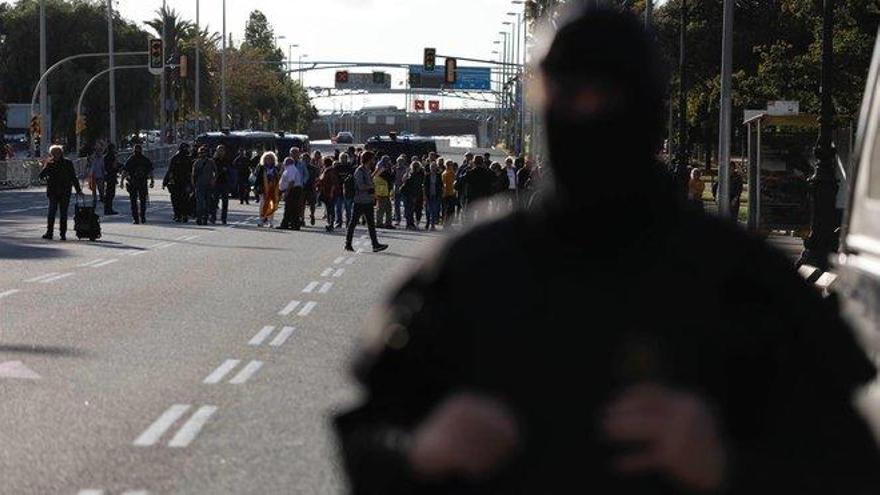 Los Mossos cortan la entrada a Barcelona por la Diagonal con motivo de la visita del Rey