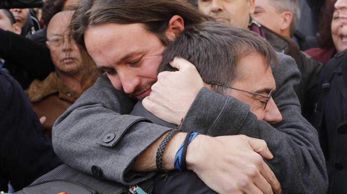 Monedero es va fondre en una carinyosa abraçada amb el líder de Podem.