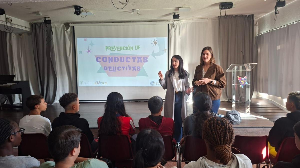 Carla Campoamor en el IES Simón Pérez con el programa 'Ponte a Cubierto'