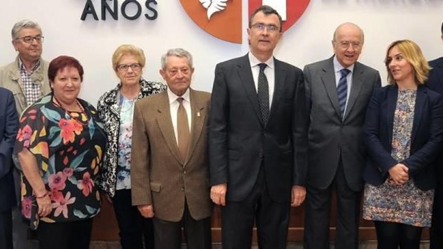 José Ballesta y Carlos Egea (c) firmaron ayer el convenio de colaboración en el Ayuntamiento.