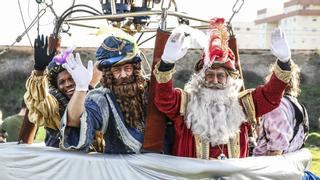 Los Reyes Magos repiten paseo en globo y Cánovas recupera el mercado navideño