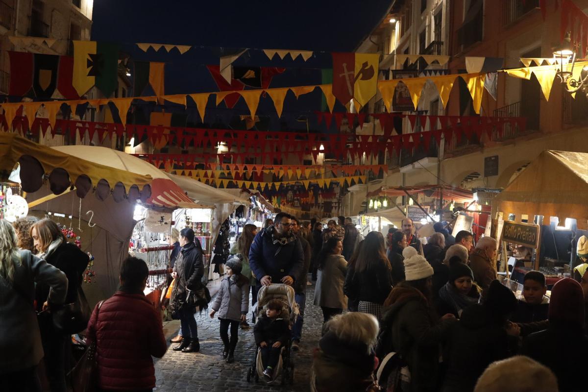 Puestos y visitantes en el Mercat Medieval de Xàtiva, en una edición pasada.