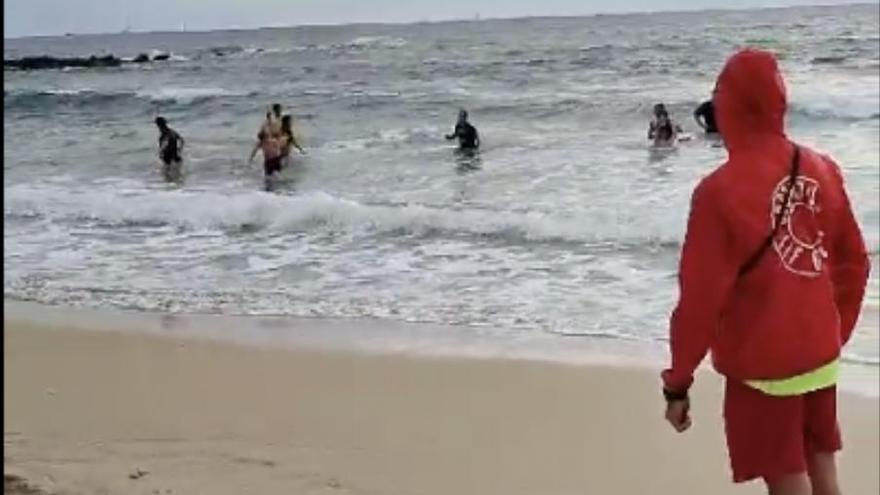 Rescatan a tres niños y sus padres atrapados por la corriente en la playa de Can Pere Antoni