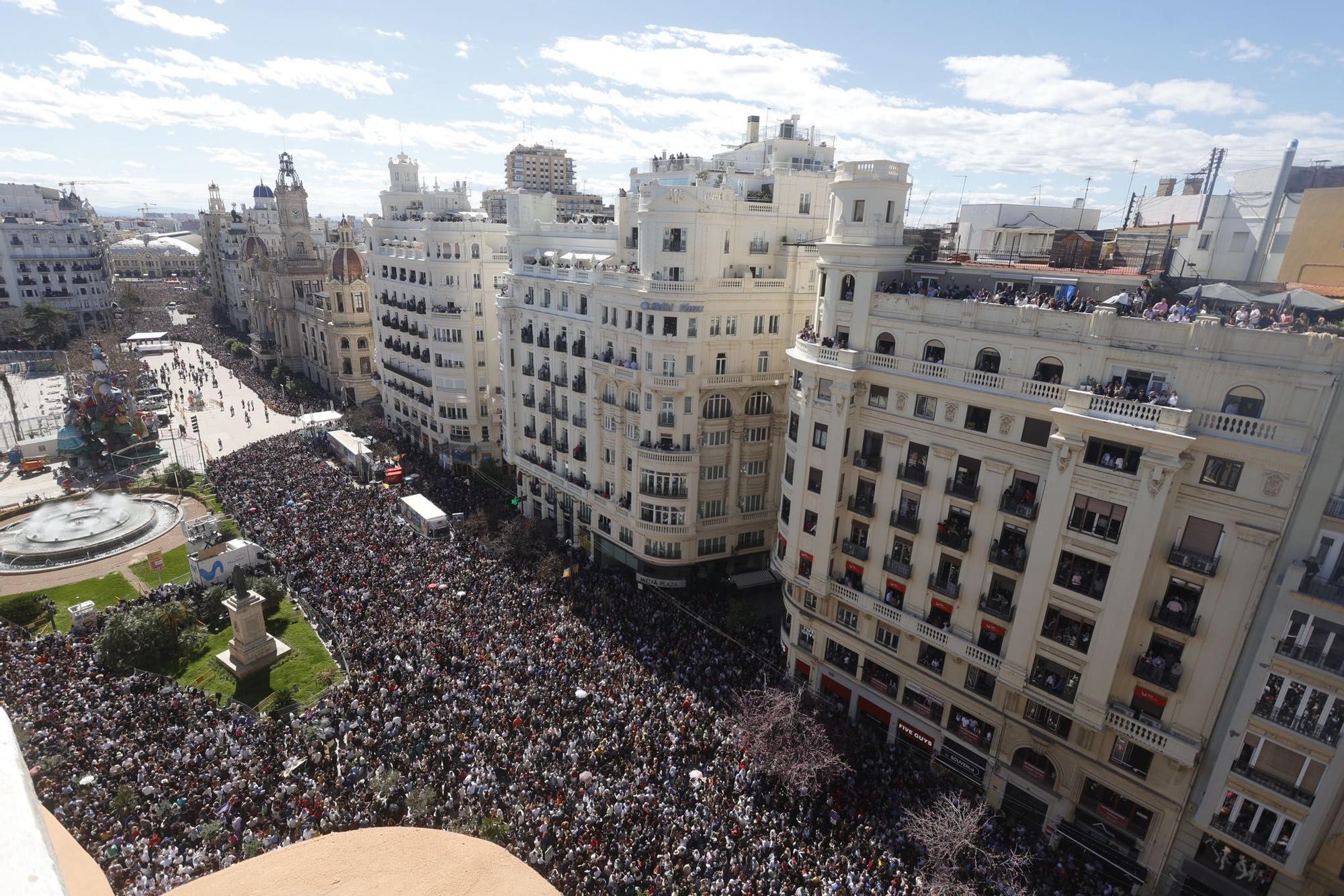 Llenazo total en València en un sábado de sol y muchas ganas de Fallas