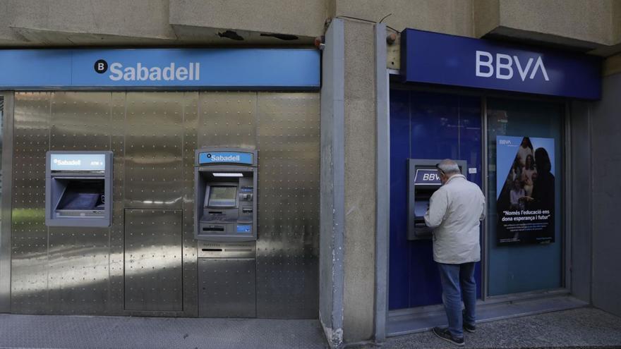 Sucursales de Saballell y BBVA.  // L. O.