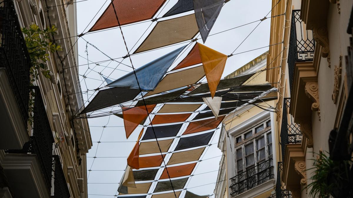 Aspecto que presentan los toldos de la calle San Juan en Badajoz.