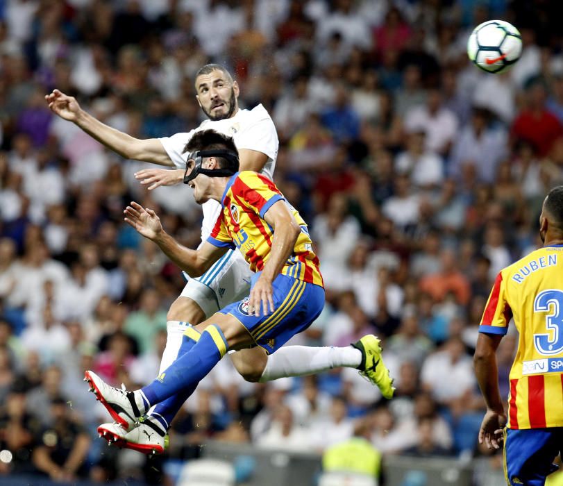 Instantes del partido disputado ayer entre el Valencia CF y el Real Madrid.