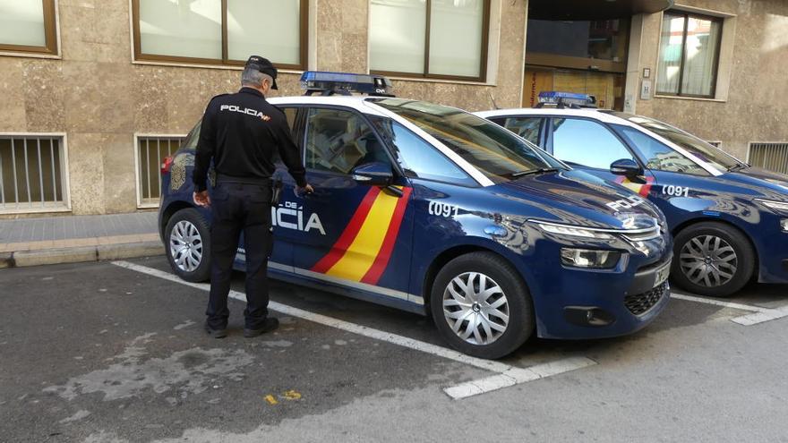 Imagen de archivo de un integrante de la Policía Nacional en una comisaría de Alicante