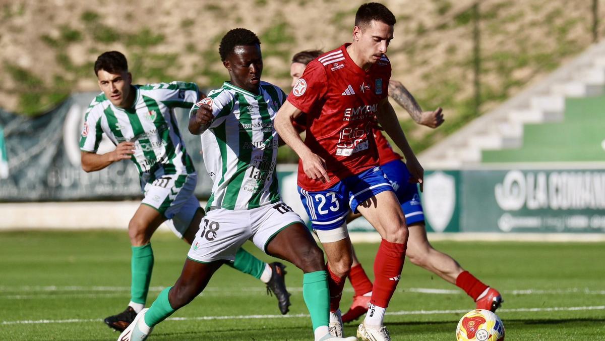 Busi conduce el balón durante el partido ante el Antequera.