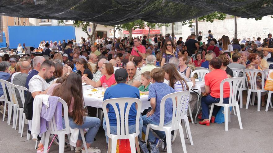 El multitudinario y ambientado empedrao popular de la Vall, en imágenes