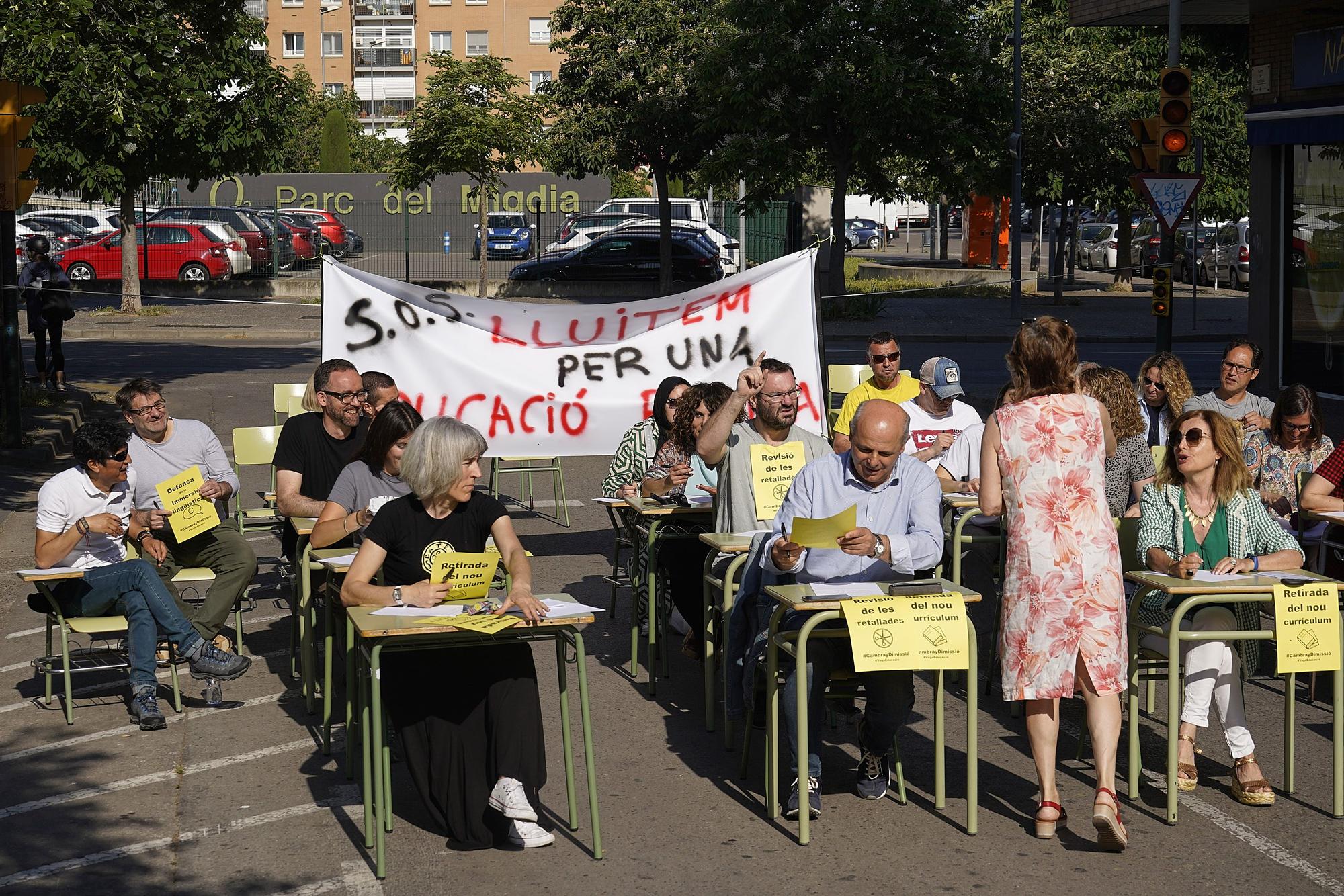 Professors del Sobrequés de Girona tallen el carrer i hi munten una aula
