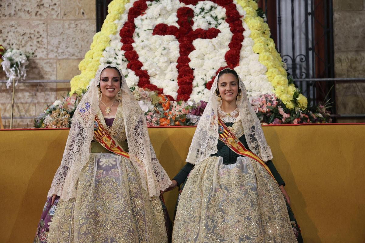 Las dos falleras mayores de Sagunt, el día de la ofrenda.