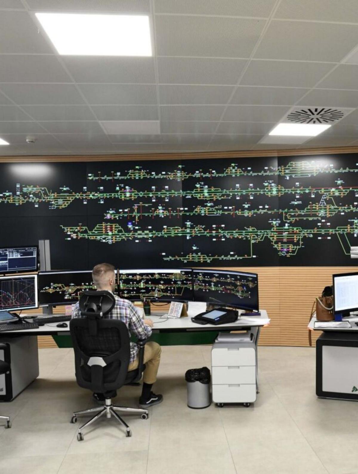 Un operariu, nel centru de control de tráficu d'El Berrón.