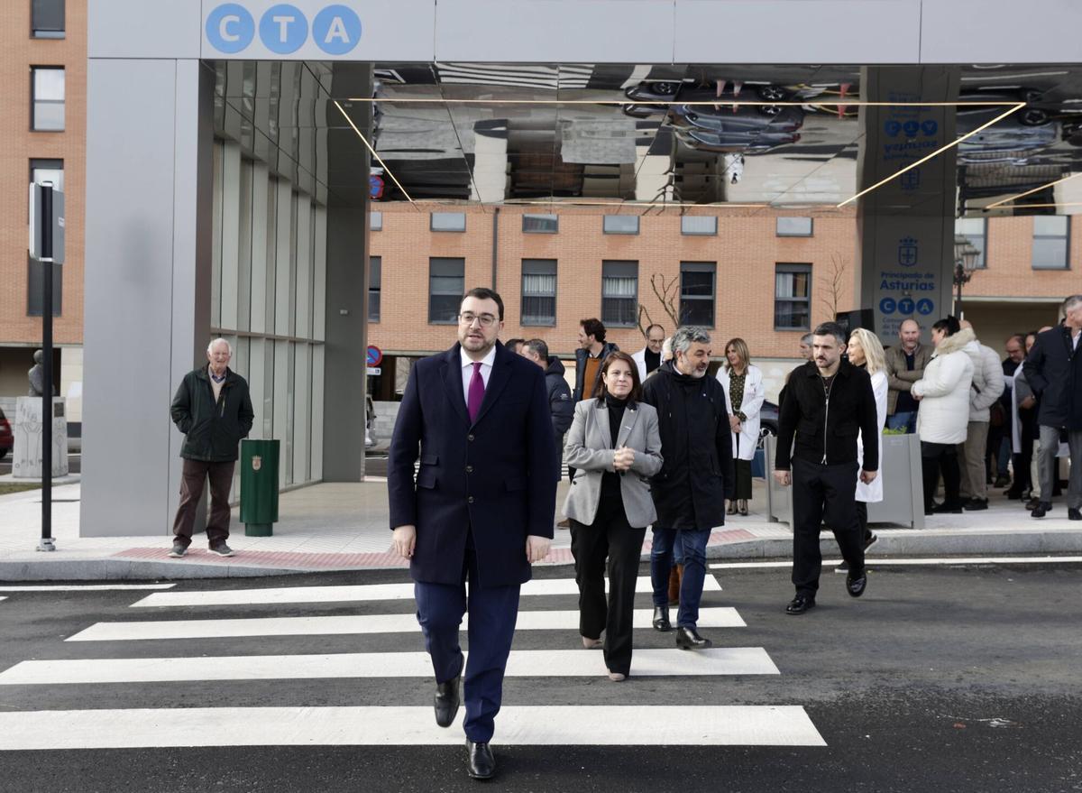 Barbón inaugura los pasillos rodantes  del HUCA y la nueva parada de autobús del hospital.