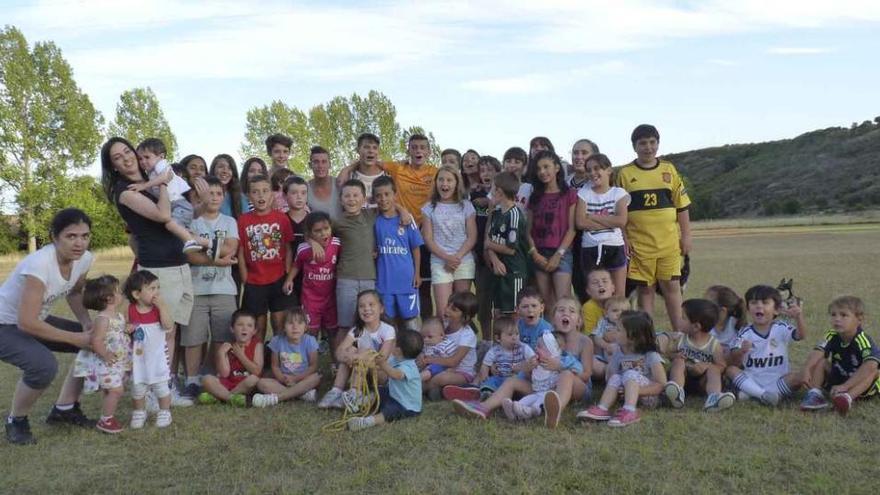 Grupo de niños y niñas con algunas madres que participaron en la fiesta de Valer de Aliste.