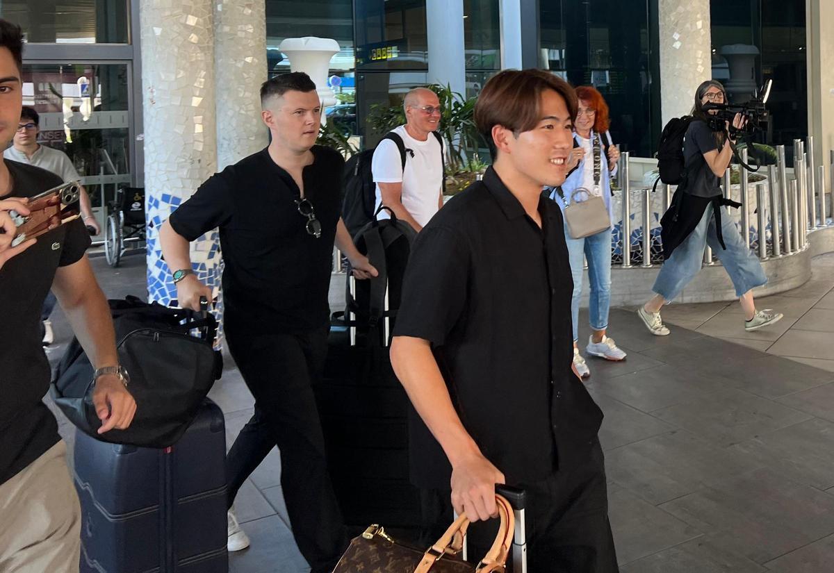 Ryunosuke Sato a su llegada a Manises para firmar por el Valencia CF