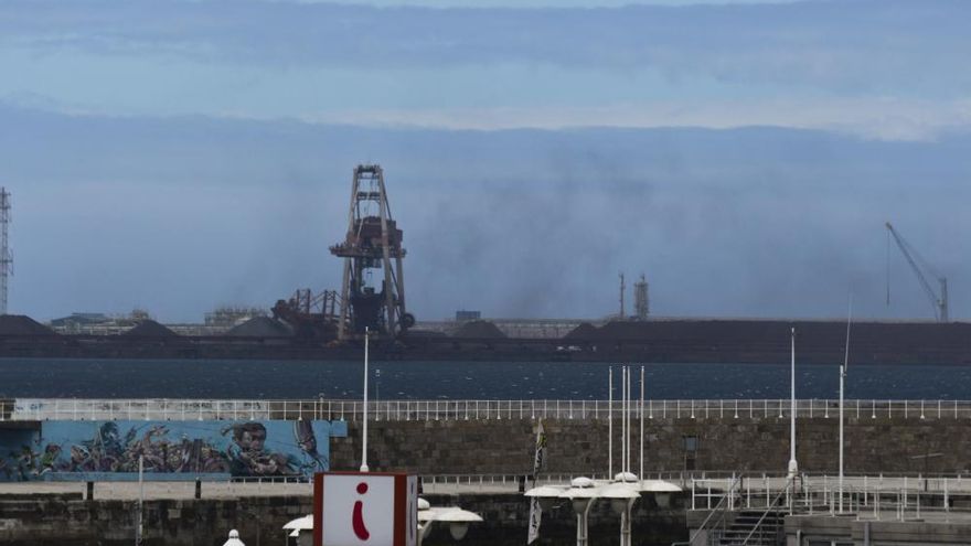 El Viento Levanta Otra Nube De Carbon Sobre Gijon La Nueva Espana