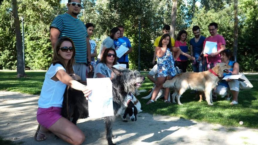 Promotores de la recogida de firmas para el esparcimiento canino.