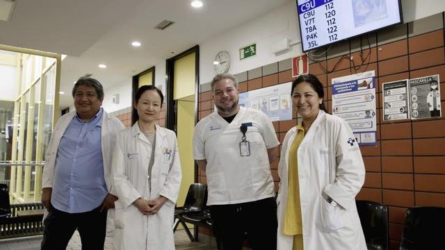 De izquierda a derecha, Rodolfo Iván Chancayauri Canales, Yifan Teng Fang, Pedro Javier Urrego Villegas  y Ketty Arce Cedillo, en el centro de salud El Parque-Somió. |  | JUAN PLAZA