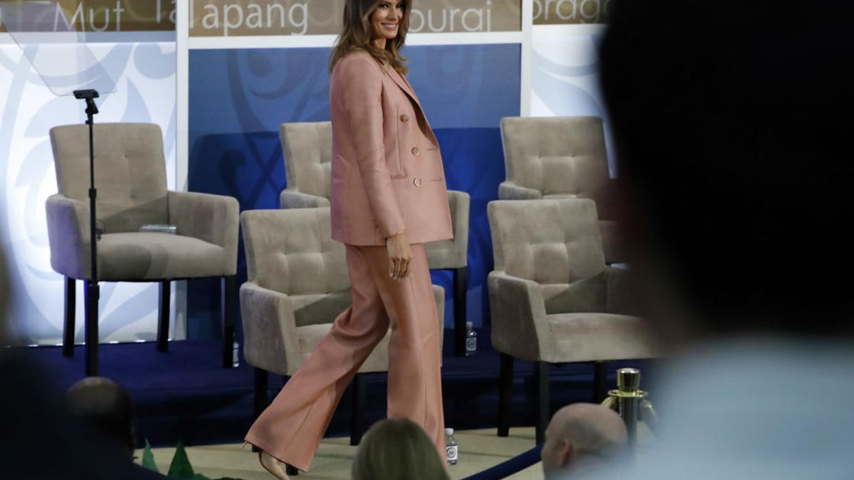 Melania Trump con traje de color rosa pálido