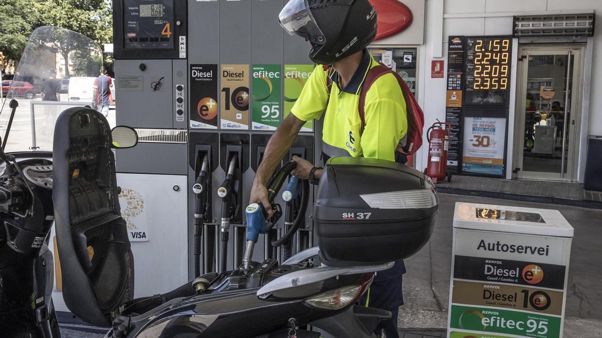 29/6/2022 12:02:00 A1-151452061.JPG Barcelona 29/06/2022 Tema del día sobre la inflación En la foto precios de la gasolina en una gasolinera Repsol de la Meridiana Fotografía de Ferran Nadeu