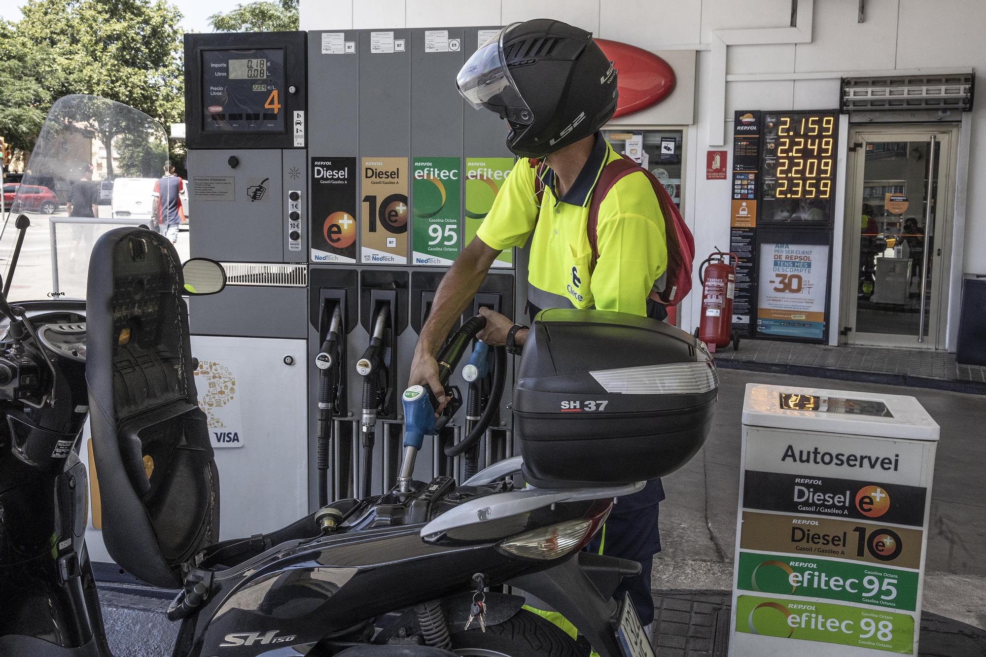 29/6/2022 12:02:00 A1-151452061.JPG Barcelona 29/06/2022 Tema del día sobre la inflación En la foto precios de la gasolina en una gasolinera Repsol de la Meridiana Fotografía de Ferran Nadeu