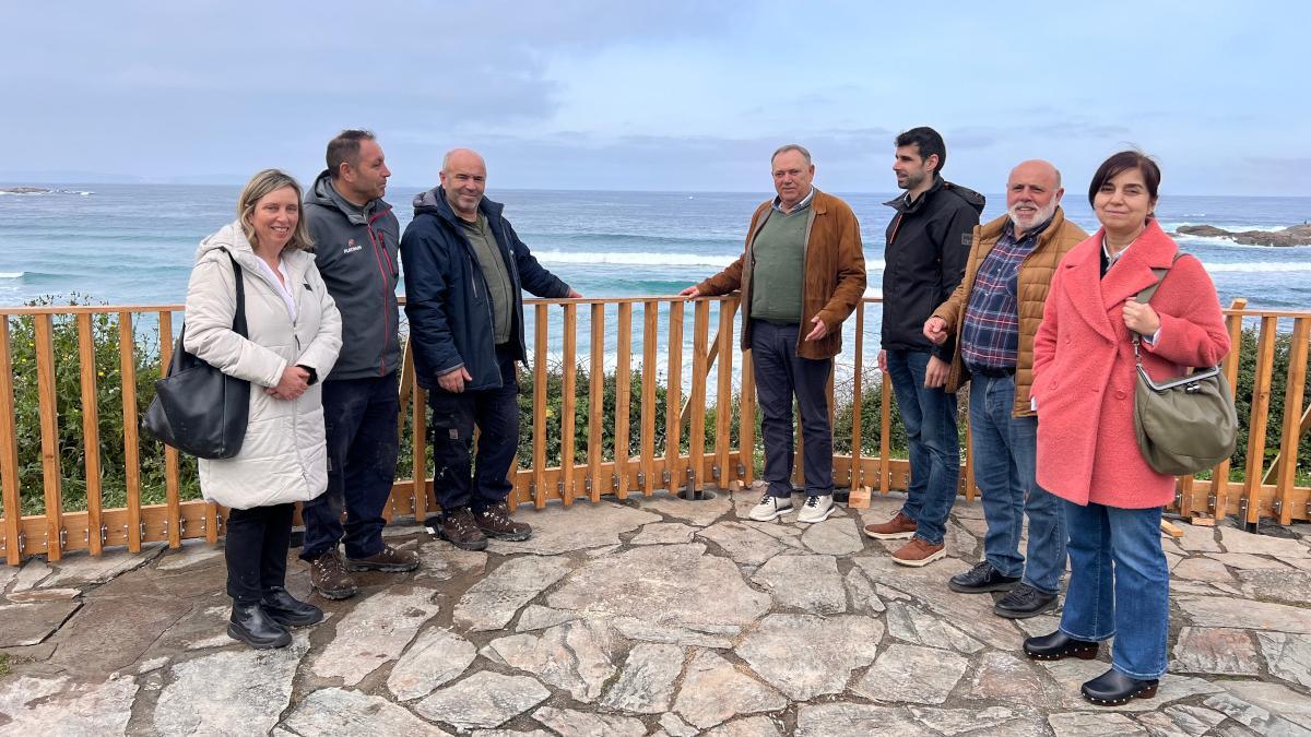 O alcalde, José Manuel López, 4º pola esquerda, con técnicos e edís