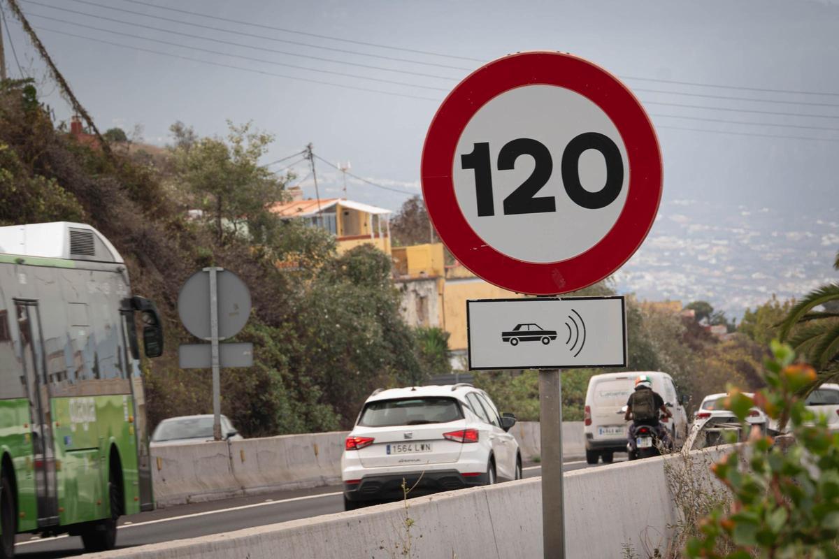 Señal de límite de velocidad de 120 kilómetros por hora en la autopista del norte de Tenerife (TF-5).