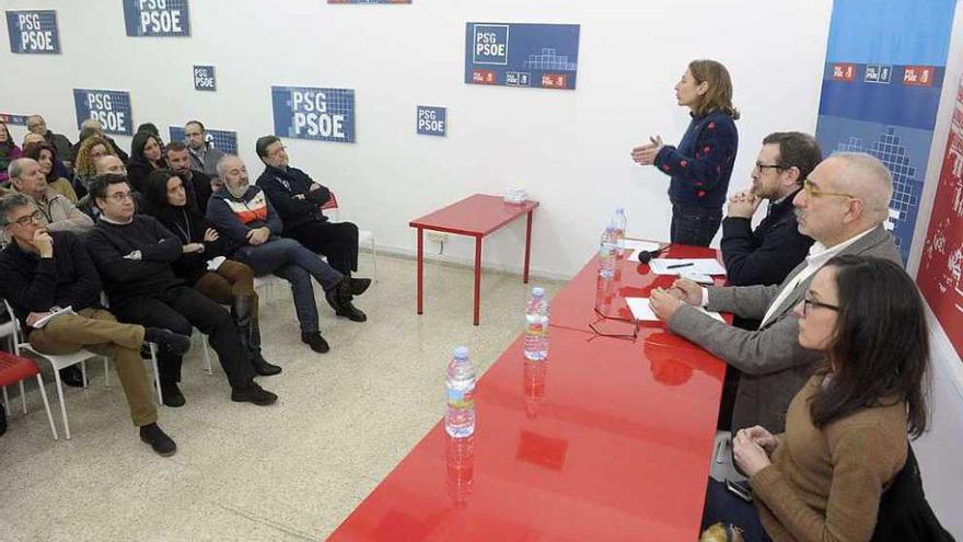 La candidata Mar Barcón, ayer, en la asamblea con los militantes.