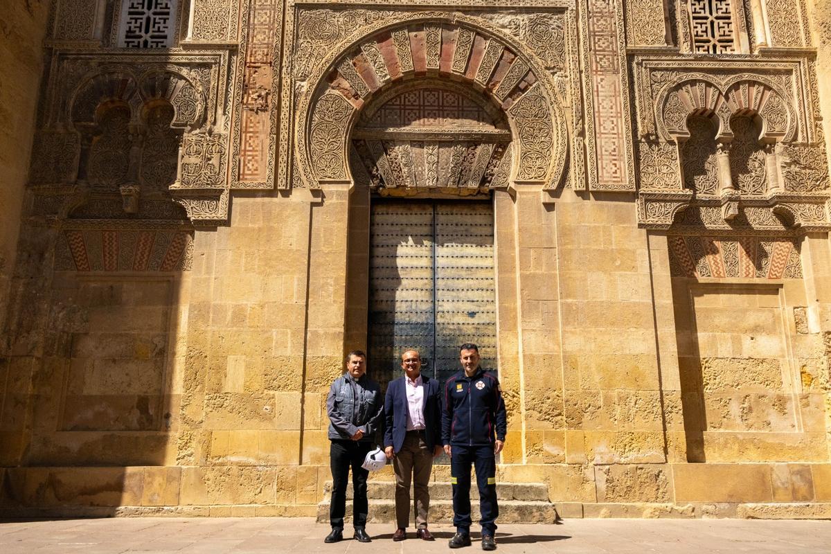 El canónigo obrero de la institución capitular, Agustín Moreno, tras la reunión de coordinación con Pablo Muñoz, representante de la Fundación Fuego, y Daniel Muñoz, jefe del Servicio de Extinción de Incendios de Córdoba.