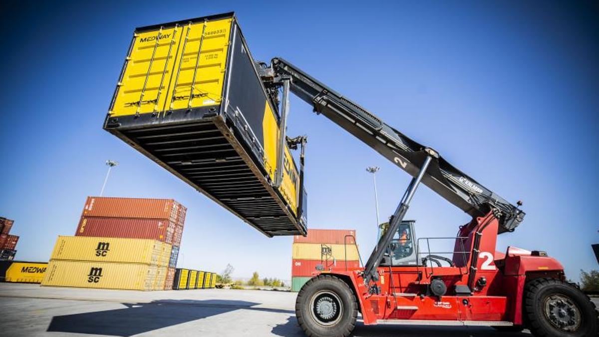 Movimiento de contenedores en la terminal ferroviaria de Plaza, que gestiona la empresa china Cosco Shipping.