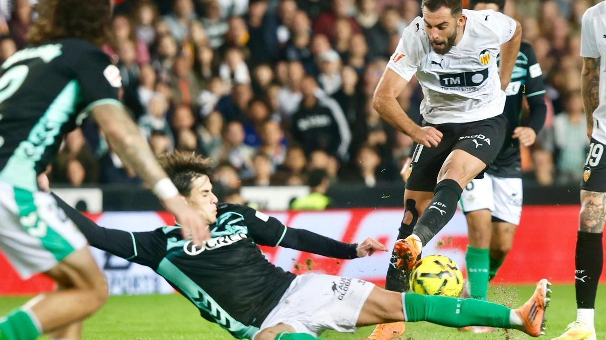 Luis Rioja ha marcado el gol del empate en Mestalla ante el Betis.