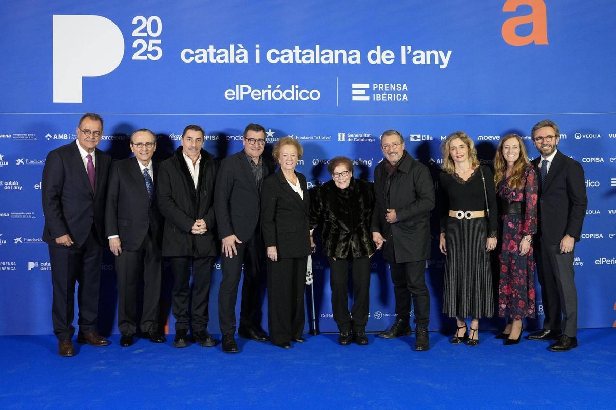 Barcelona 24/11/2025 Català i catalana de l’any 2025 En la foto, de izda a dcha: Albert Sáez, director de El Periódico ; Javier Moll, presidente de Prensa Ibérica, Jordi Roca ; Josep Roca; Arantza Sarasola, vicepresidenta de Prensa Ibérica, Montserrat Fontané, Joan Roca; Ainhoa Moll; Usoa Arregui; Aitor Moll, consejero delegado de Prensa Ibérica Fotografía de Ferran Nadeu