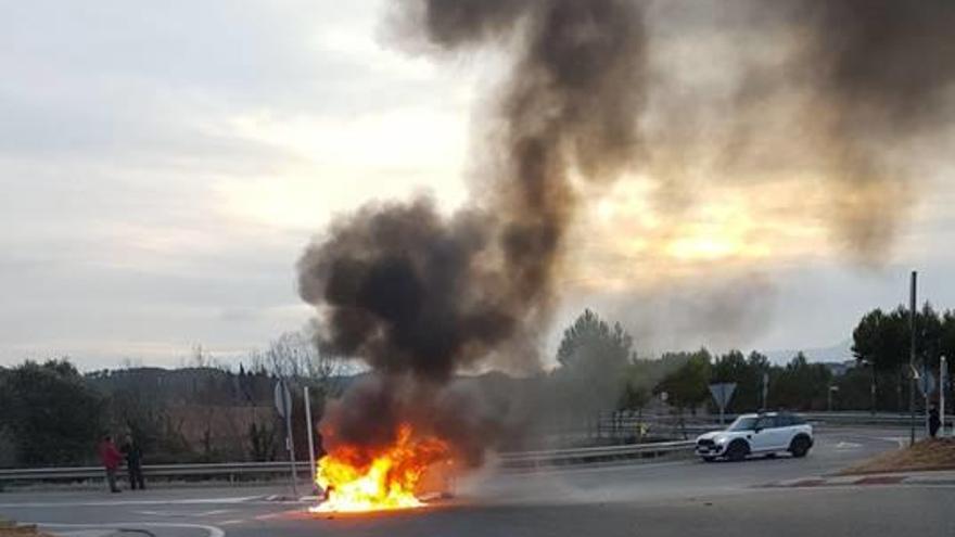Un cotxe s&#039;incendia a la rotonda d&#039;Artés