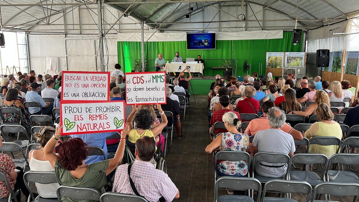 Un instant de la conferència sobre l'ús del clorit de sodi per tractar l'autisme organitzada per l'activista Josep Pàmies a Balaguer on es veu part dels assistents i diverses pancartes en defensa de l'acte.