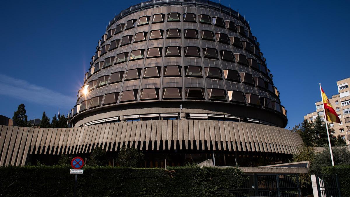 Fachada y entrada al edificio del Tribunal Constitucional en Madrid.