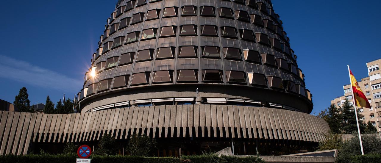 Fachada y entrada al edificio del Tribunal Constitucional en Madrid.