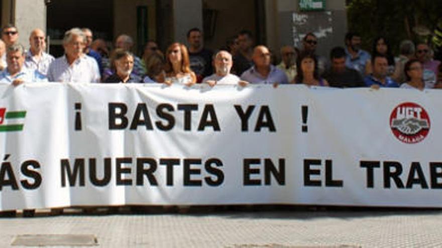 Concentración por la muerte del trabajador fallecido en Benalmádena, esta mañana.