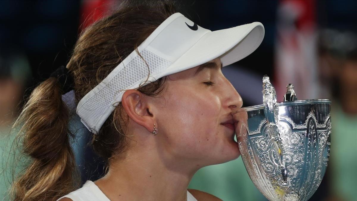 Victoria Jiménez besa el trofeo del Abierto de Australia júnior.