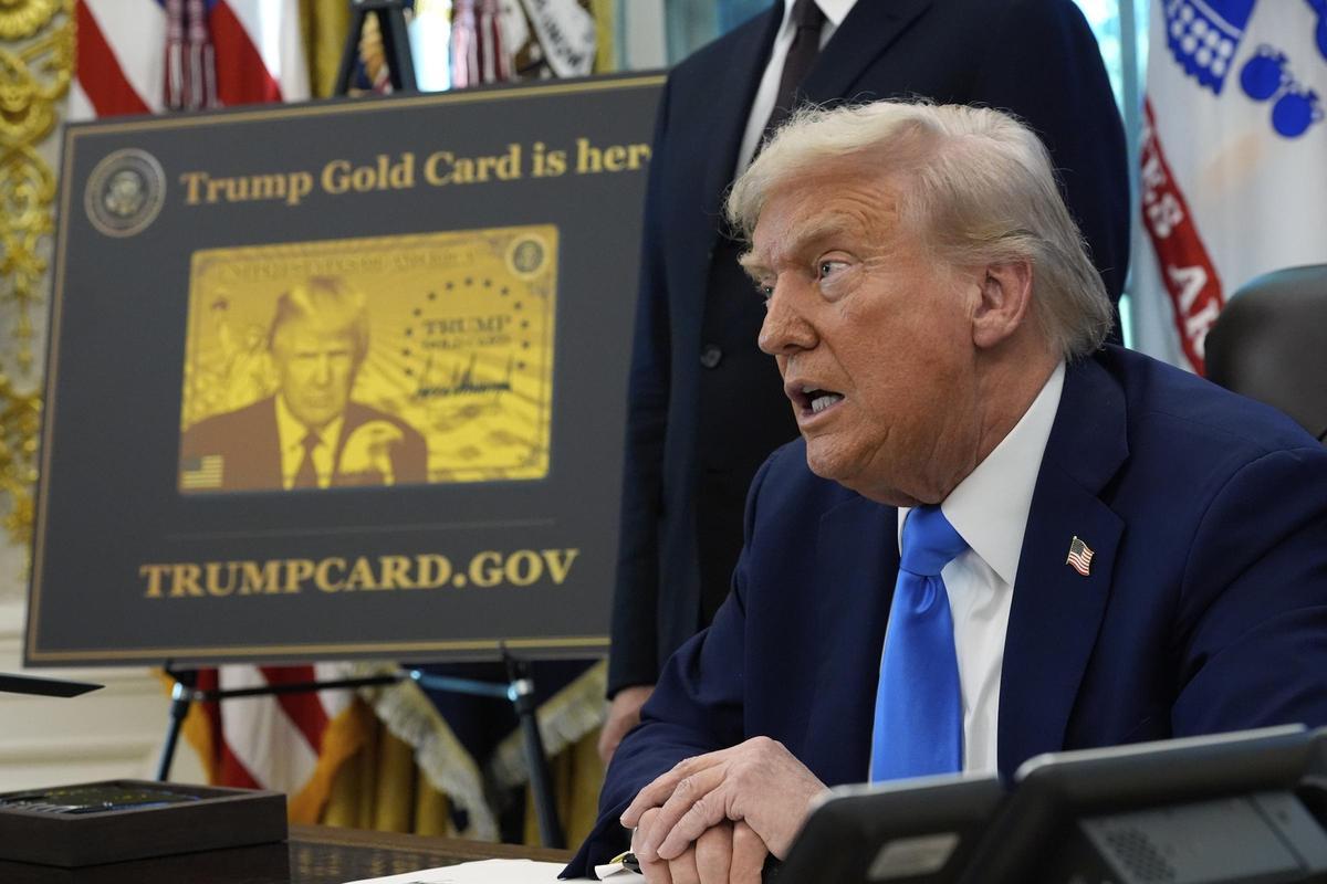 Un cartel que muestra la Trump Gold Card se ve mientras el presidente Donald Trump firma órdenes ejecutivas en el Despacho Oval de la Casa Blanca, el viernes 19 de septiembre de 2025, en Washington.