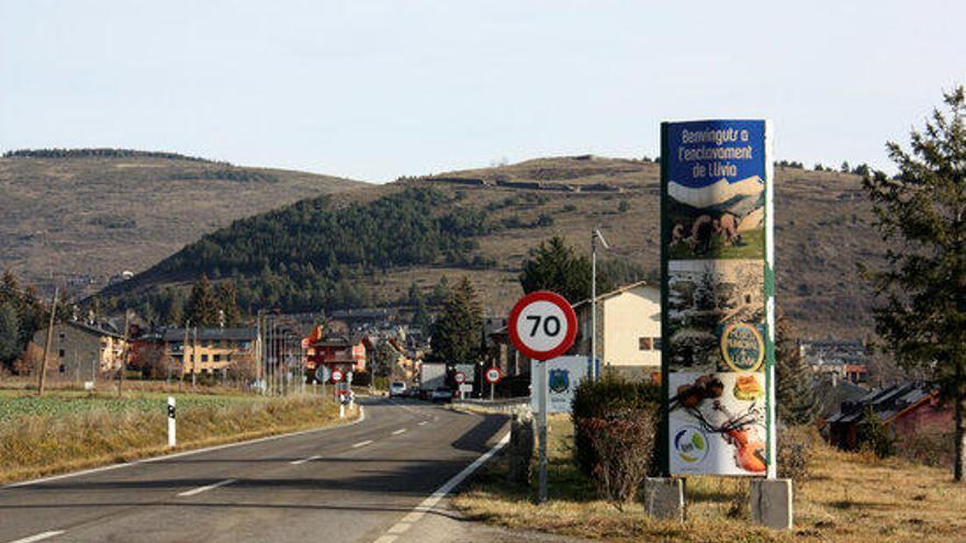 Entrada a Llívia (Cerdanya) des de Puigcerdà