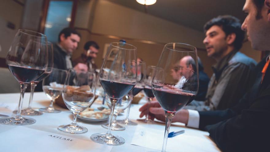 Momento de la cata del vino en el restaurante &quot;Akelarre&quot; de Pedro Subijana en San Sebastián