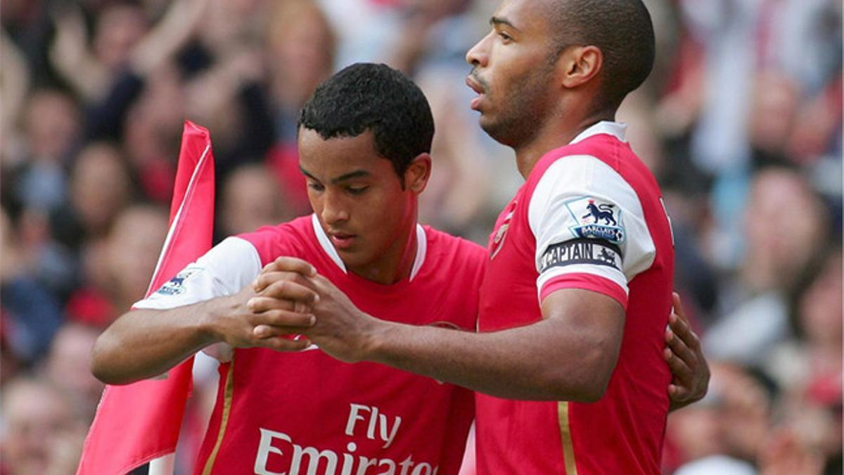 Walcott y Henry, celebrando un gol del Arsenal años atrás