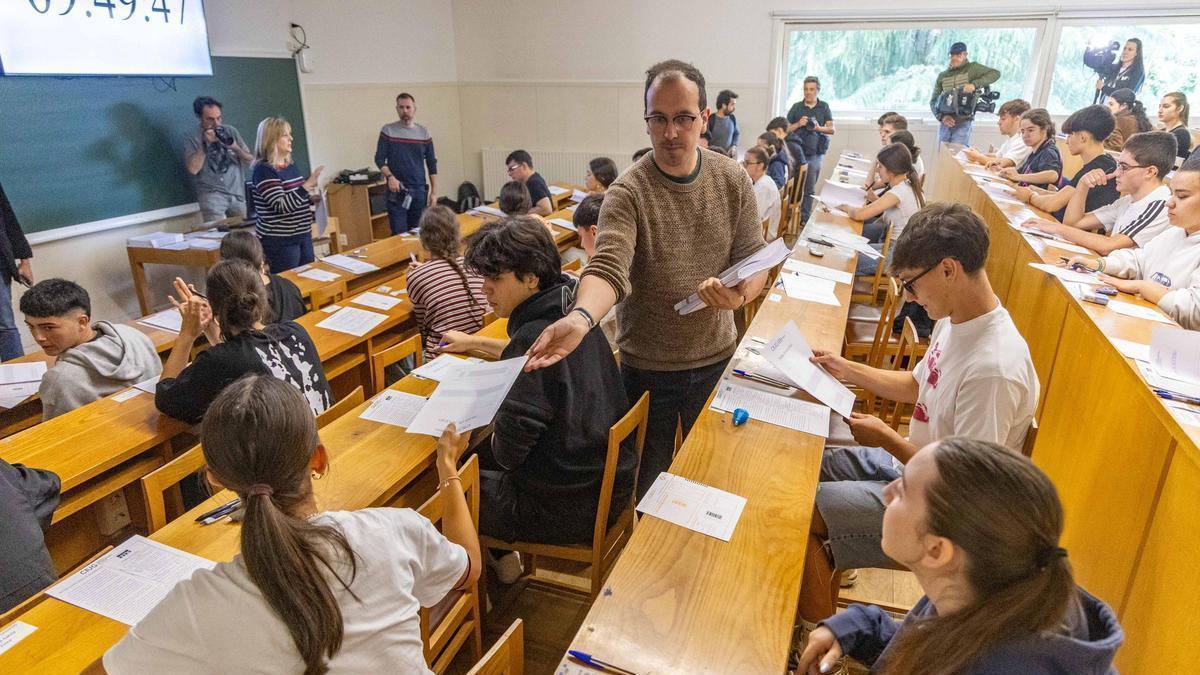 Estudiantes en Santiago durante el primero de los exámenes de las Pruebas de Acceso a la Universidad.