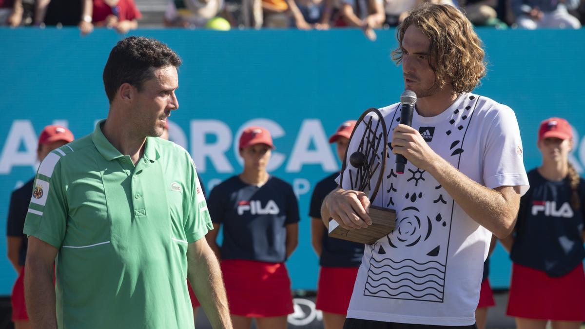 Roberto Bautista y Stefanos Tsitsipas, durante la entrega de premios en Mallorca